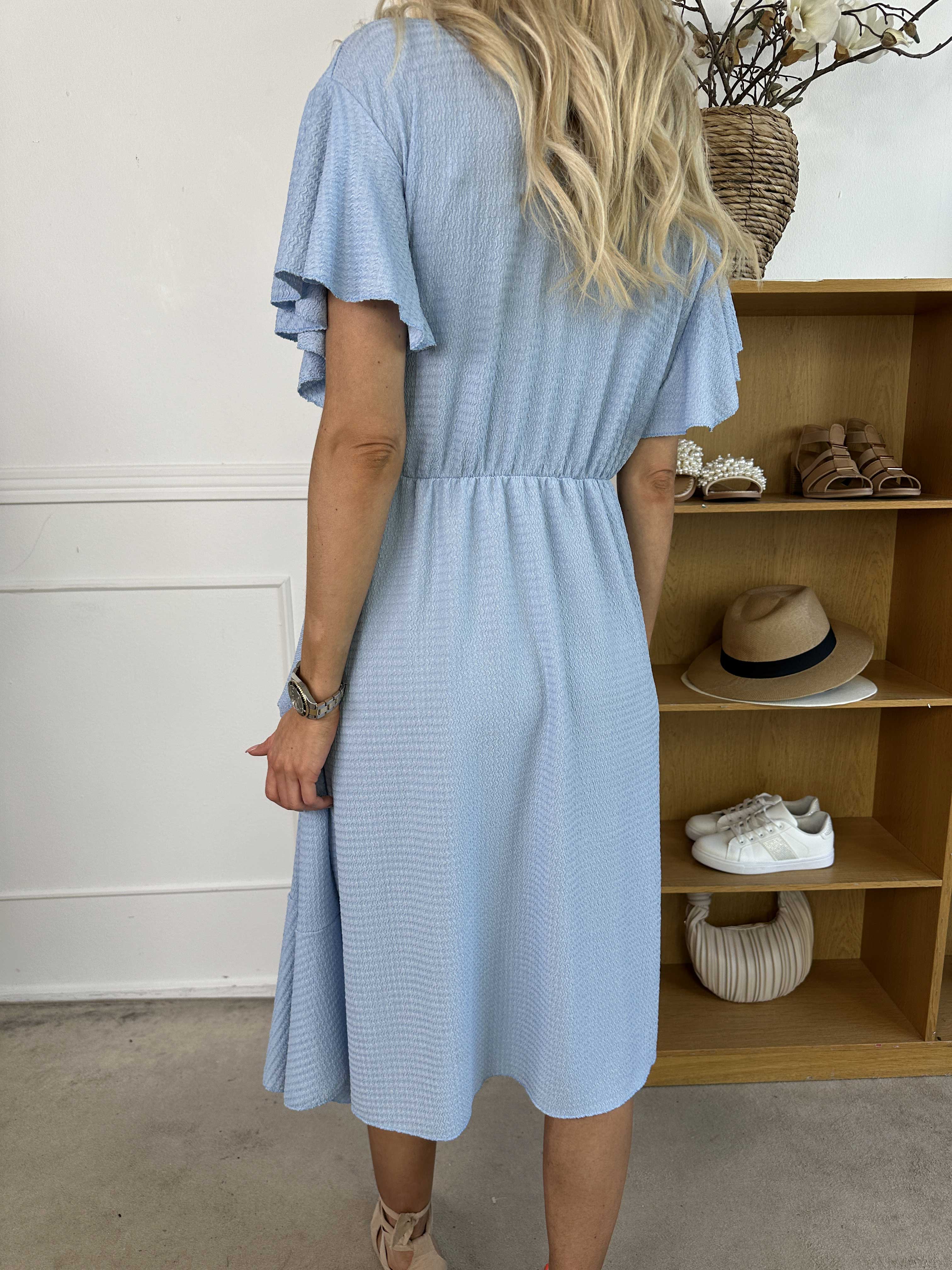 Eliana - Söt omlottklänning med volanger